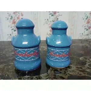 Vintage 1980s Kentucky Souvenir Salt and Pepper Shaker Set Collectors Item Decor